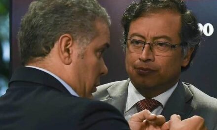 Iván Duque condecora al presidente electo Gustavo Petro, a solo dos días de su posesión: ¿Cuál es el motivo?