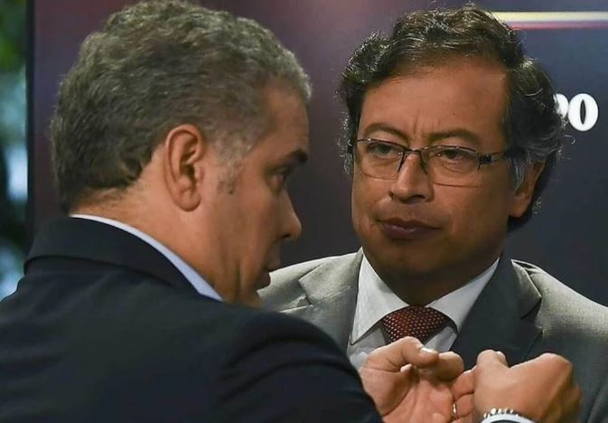 Iván Duque condecora al presidente electo Gustavo Petro, a solo dos días de su posesión: ¿Cuál es el motivo?