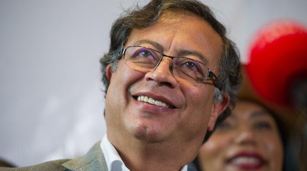 En pleno discurso de Gustavo Petro, soldado se desmaya 