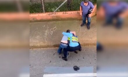 Video en redes sociales causa Indignación, se puede ver un ciudadano golpeando a un agente de tránsito