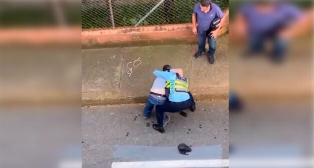 Video en redes sociales causa Indignación, se puede ver un ciudadano golpeando a un agente de tránsito