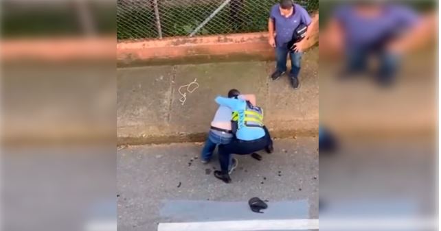 Video en redes sociales causa Indignación, se puede ver un ciudadano golpeando a un agente de tránsito