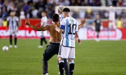 Fanático se metió en la cancha durante juego en el que estaba Messi