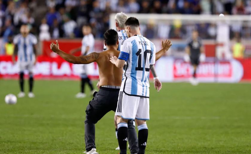 Fanático se metió en la cancha durante juego en el que estaba Messi