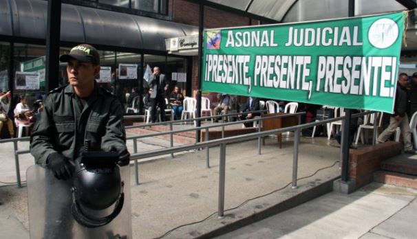 Trabajadores del sistema judicial del país adelantan plantón frente al bunker de la Fiscalía