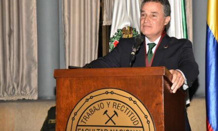 El Gobernador de Antioquia Aníbal Gaviria recibió la Orden Centenario Ademinas