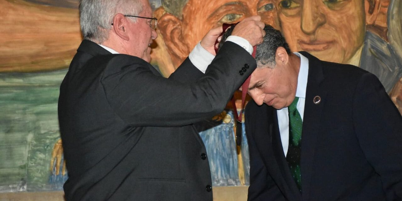 Gobernador Aníbal Gaviria recibió la Orden Centenario Ademinas