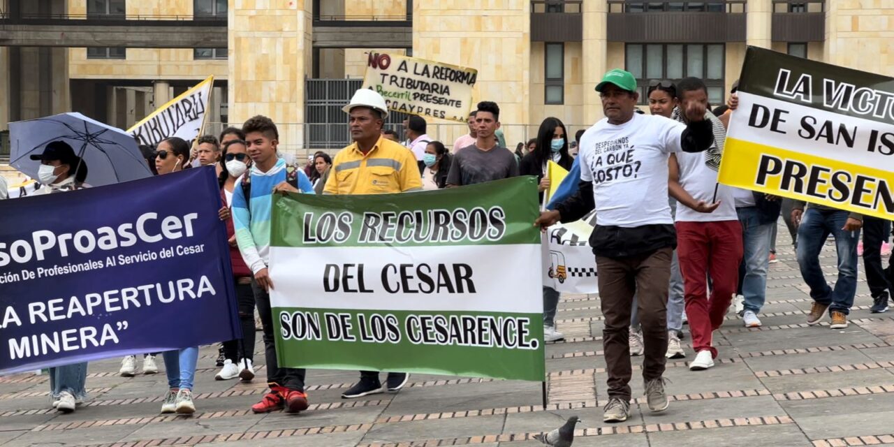 Mineros protestan a las afueras del Capitolio, en contra de artículos de la Reforma Tributaria que los dejaría sin empleo.