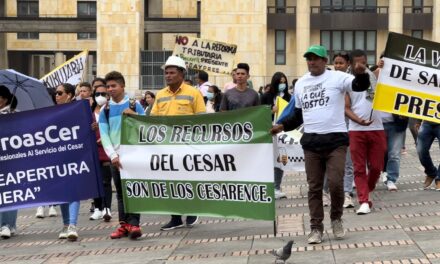 Mineros protestan a las afueras del Capitolio, en contra de artículos de la Reforma Tributaria que los dejaría sin empleo.