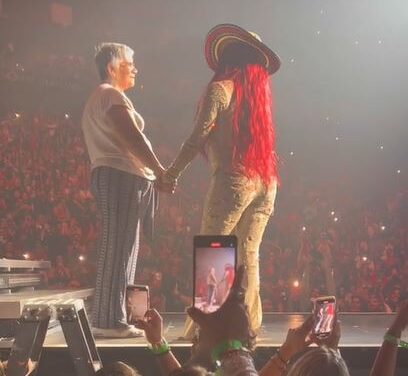 Karol G es aplaudida por su gesto de honor a mujer mayor que asistía a su concierto