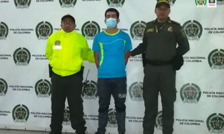 Dos hombres que al parecer participaron en  atraco a estación de gasolina fueron llevados a la cárcel