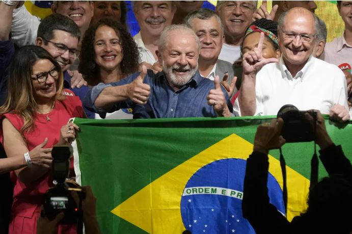 Lula es el nuevo presidente de Brasil, gobernará un país polarizado
