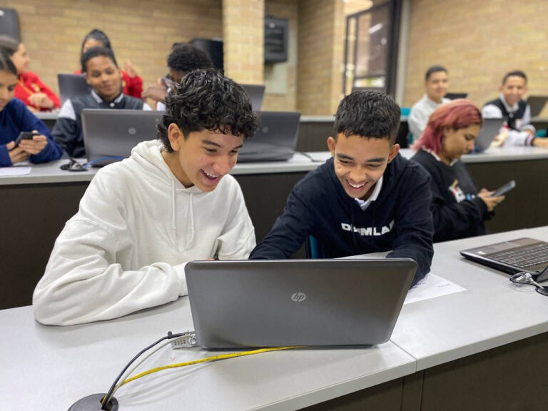 Medellín realiza maratón de programación con estudiantes de Media Técnica y Computadores Futuro