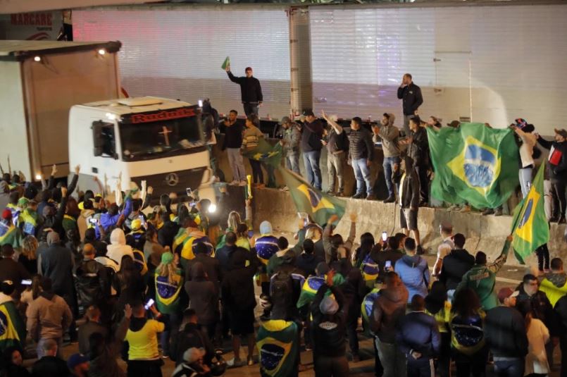 Tensión social en Brasil, seguidores de Bolsonaro piden intervención militar contra la victoria de Lula da Silva