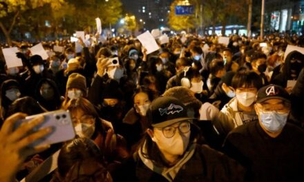 Protestas en contra de confinamientos por COVID-19 en china causan caída de Bolsas de valores