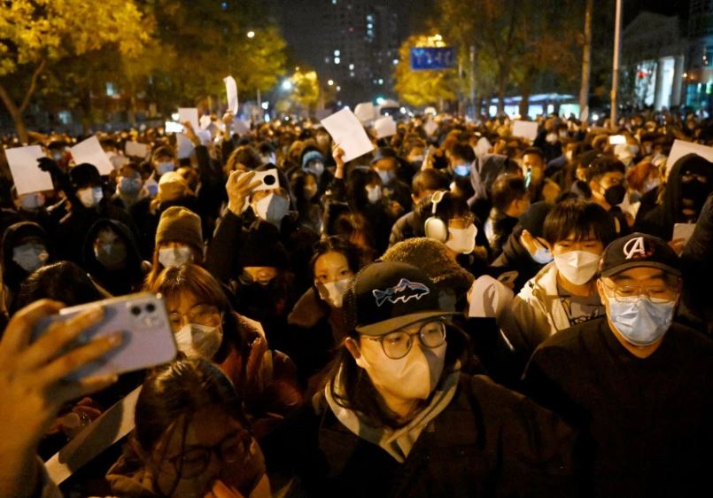 Protestas en contra de confinamientos por COVID-19 en china causan caída de Bolsas de valores