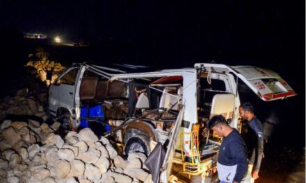 Tragedia en Pakistán: Veinte personas murieron, 11 de ellas niños, tras accidente de tránsito en autobús