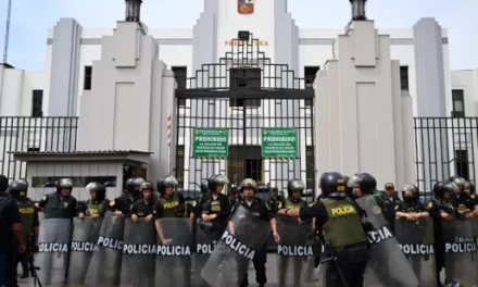 Siguen protestas en varias regiones del Perú: cierran aeropuerto y suspenden tren a Machu Picchu 