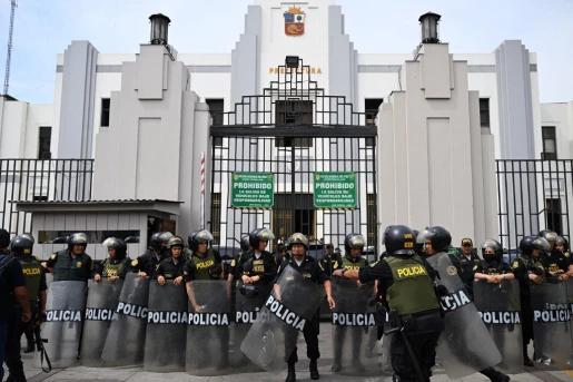 Siguen protestas en varias regiones del Perú: cierran aeropuerto y suspenden tren a Machu Picchu 