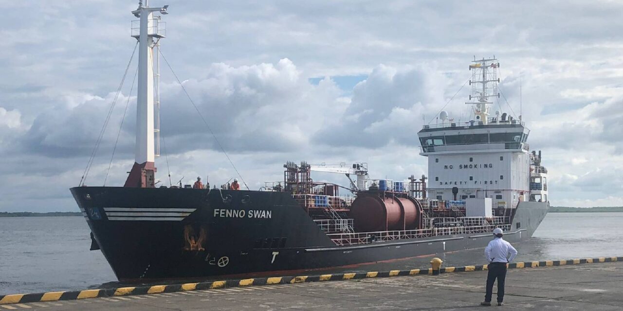 Llega primer buque con combustible para abastecer a Nariño