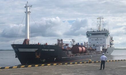 Llega primer buque con combustible para abastecer a Nariño