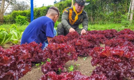 En Itagüí: Policía impuso proyecto “Autosostenible” con niños de la fundación Álamos