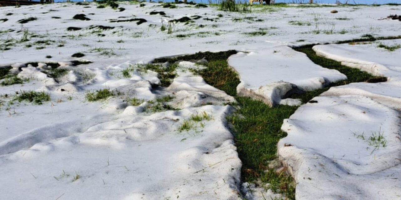 El municipio de Gachancipá quedo tapado de granizo por fuertes lluvias