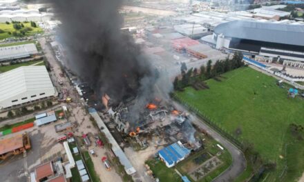 Con 50 unidades y 24 recursos Bomberos de Bogotá atienden incendio en calle 80