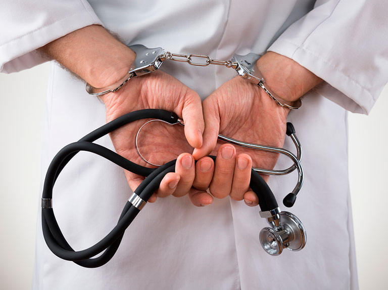 Médica es condenada a cadena perpetua en Italia