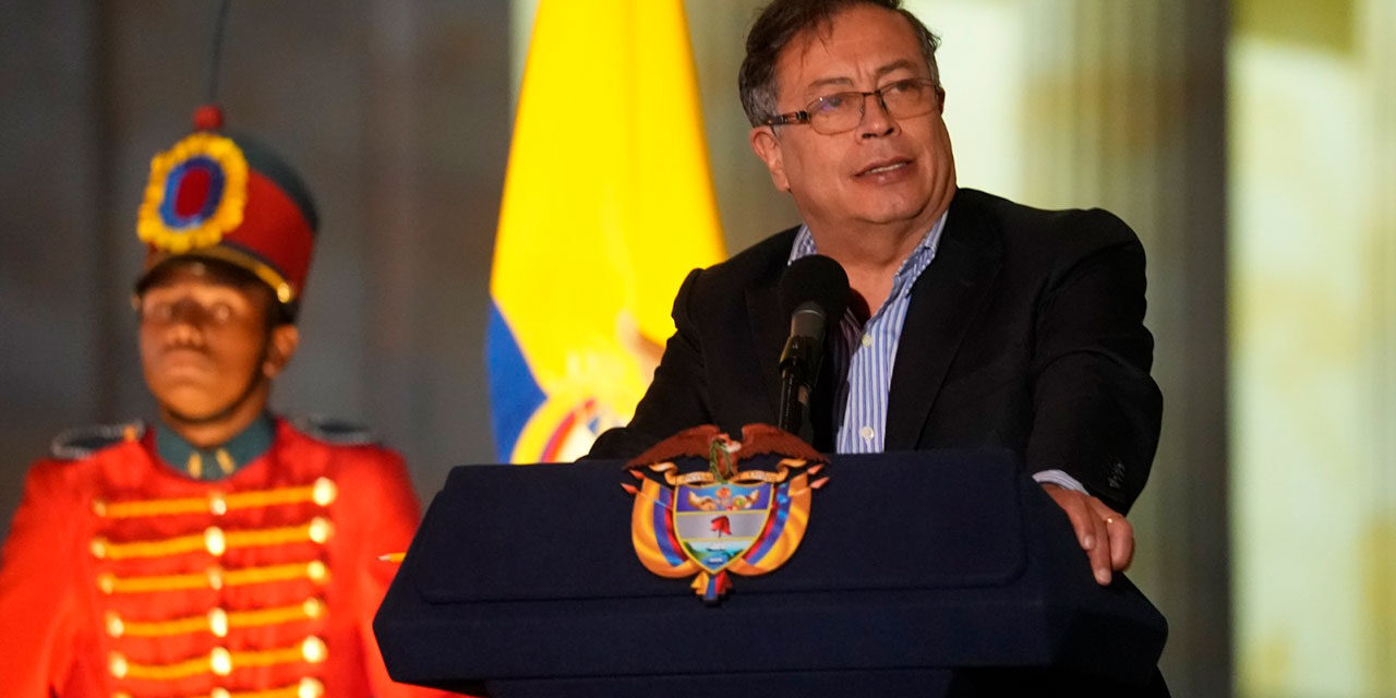 Presidente Gustavo Petro: informó que se destinarán $2.900 millones para fortalecer las radios comunitarias