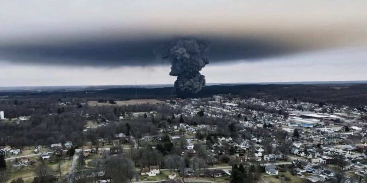 Derriban ovnis en Estados Unidos: La cortina de humo para ocultar la explosión de un tren que llevaba más de 100.000 galones de cloruro de vinilo