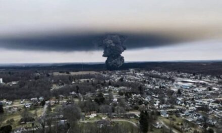 Derriban ovnis en Estados Unidos: La cortina de humo para ocultar la explosión de un tren que llevaba más de 100.000 galones de cloruro de vinilo