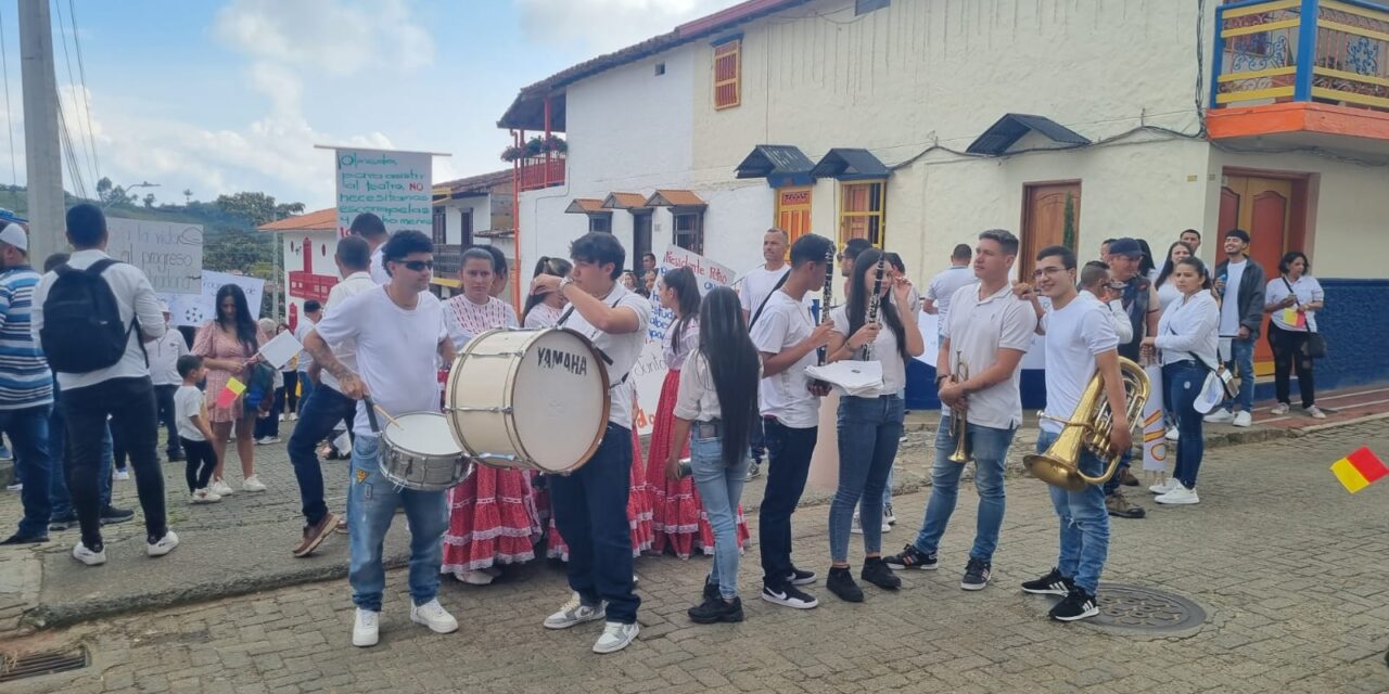 Habitantes de Jericó marchan para que gobierno de Gustavo Petro no acabe con la explotación minera