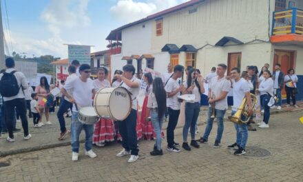 Habitantes de Jericó marchan para que gobierno de Gustavo Petro no acabe con la explotación minera