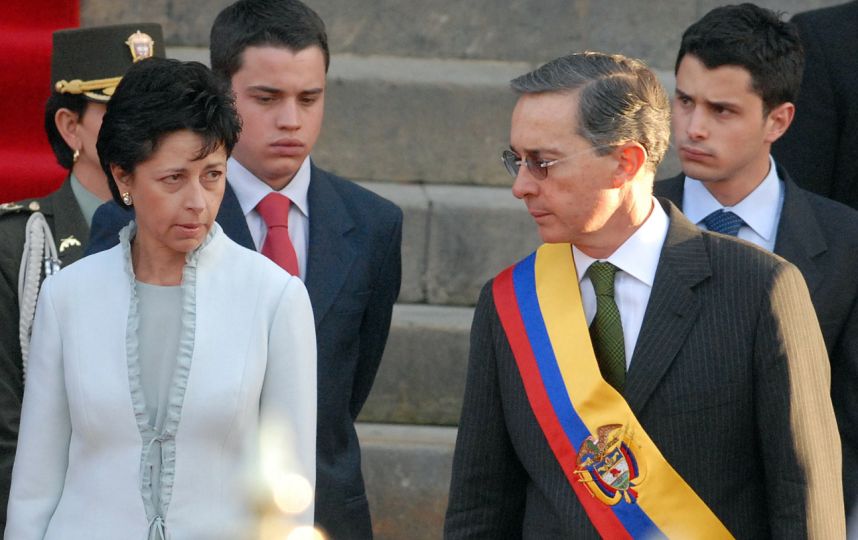 Hijos y esposa de Álvaro Uribe presuntamente contrataron de manera directa por más de 12.000 millones en el gobierno de Federico Gutiérrez