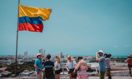 Presidente de Colombia invitó a las industrias a promover el turismo en el país