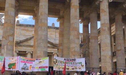 Docentes del Cauca se toman la entrada del  congreso