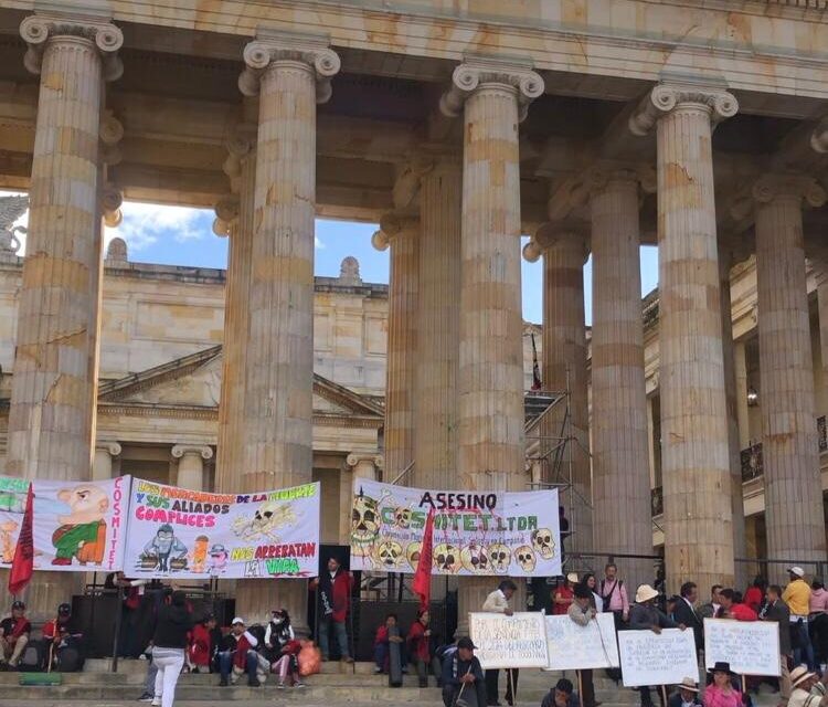 Docentes del Cauca se toman la entrada del  congreso