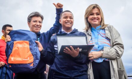 Alcaldía de Bogotá hizo entrega de 112.837 tabletas y computadores