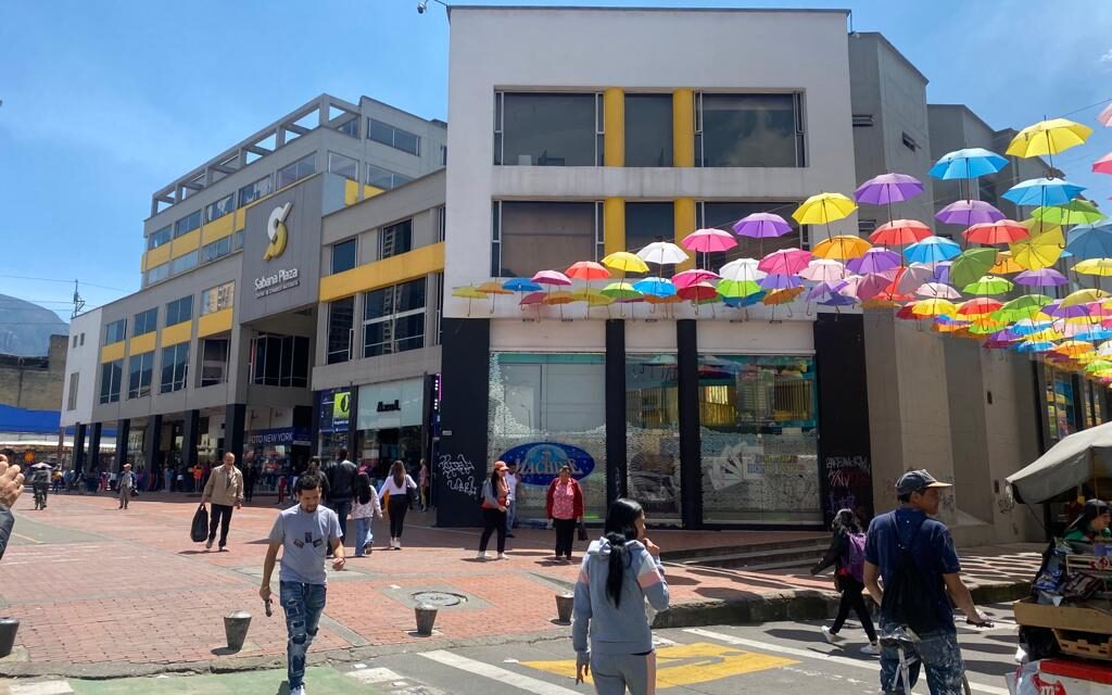 Comerciantes y fabricantes del Centro Comercial Sabana Plaza en Bogotá trabajan por cambiar el aspecto del sector  conocido como “cinco huecos».