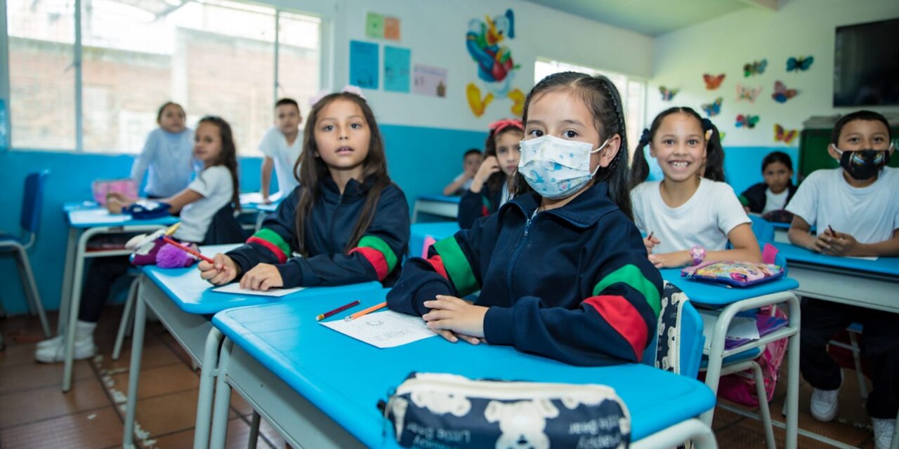 Niños de Bogotá reciben nuevos colegios