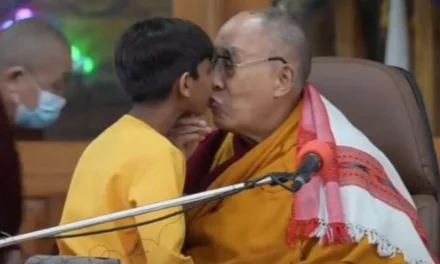 El guía espiritual Dalái Lama pide disculpas por besar a un niño