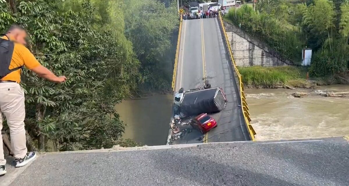 Colapsa puente sobre el rio La Vieja: se adelantará indagación preliminar a entidades responsables.