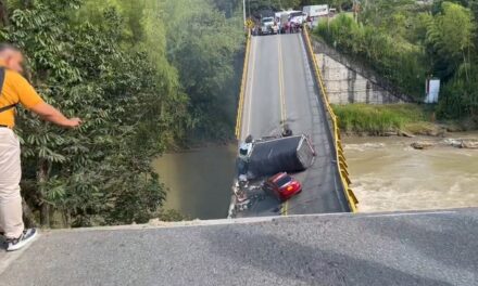 Colapsa puente sobre el rio La Vieja: se adelantará indagación preliminar a entidades responsables.