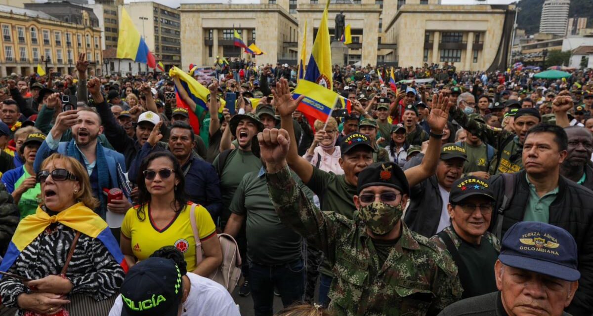 Militares retirados marcharon en contra de las políticas de gobierno del presidente Gustavo Petro