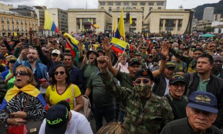 Militares retirados marcharon en contra de las políticas de gobierno del presidente Gustavo Petro