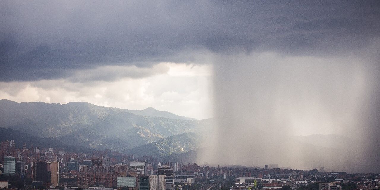 Vía a Santa Helena cerrada por fuertes lluvias