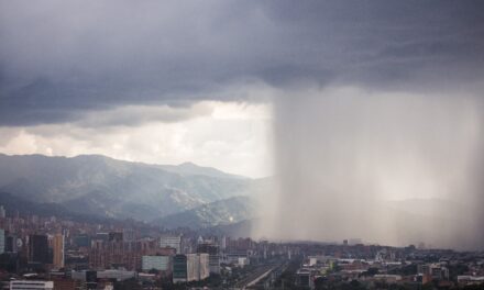 Vía a Santa Helena cerrada por fuertes lluvias