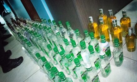 Comando Nocturno incautó 120 botellas de licor adulterado escondidas en el techo de una casa de lenocinio.