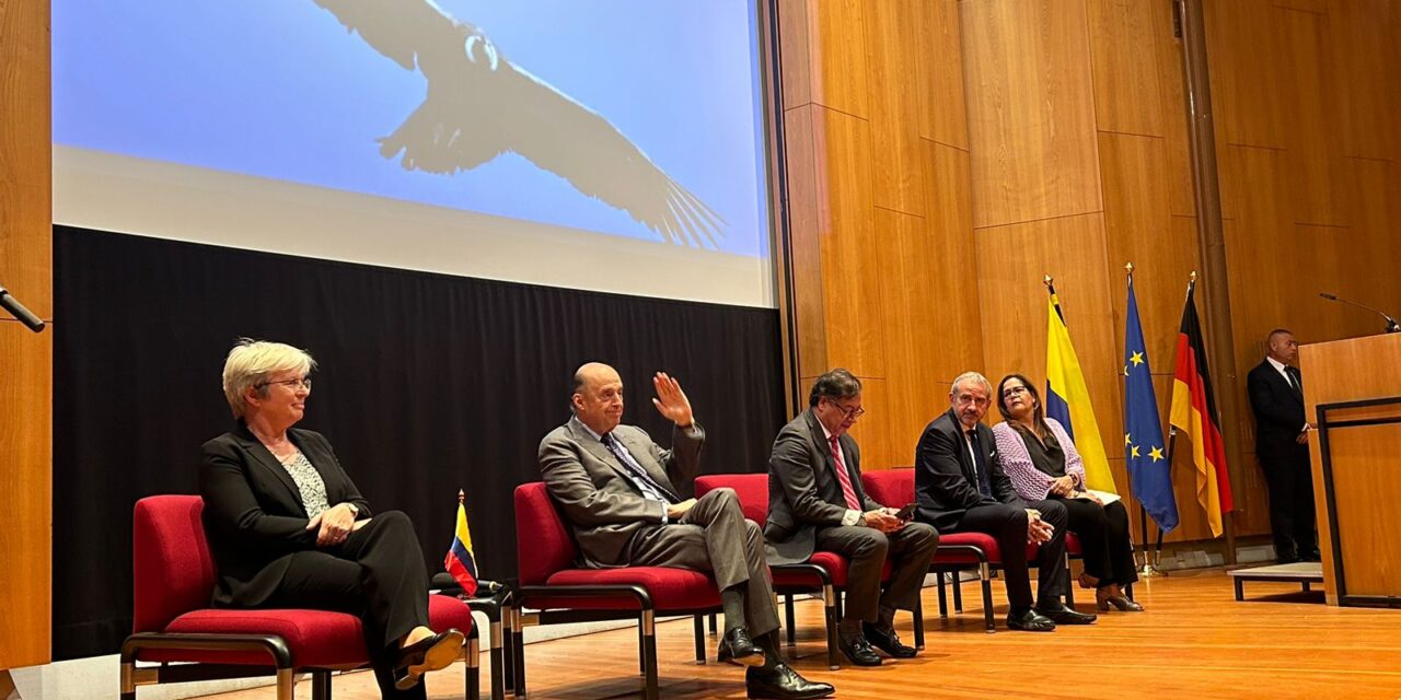 Presidente Gustavo Petro y canciller Álvaro Leyva dialogaron con la comunidad colombiana en Alemania